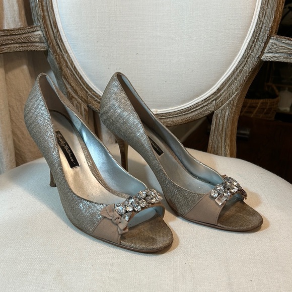 BEVERLY FELDMAN Tan Metallic Embellished Rhinestone Peep Toe Pumps Size 9.5 - Picture 4 of 12